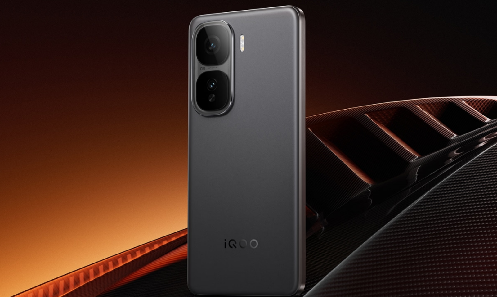 首发2299元起，iQOO Neo10系列发布：骁龙8 Gen 3与天玑9400，维信诺F1屏幕，6100mAh电池+120W快充