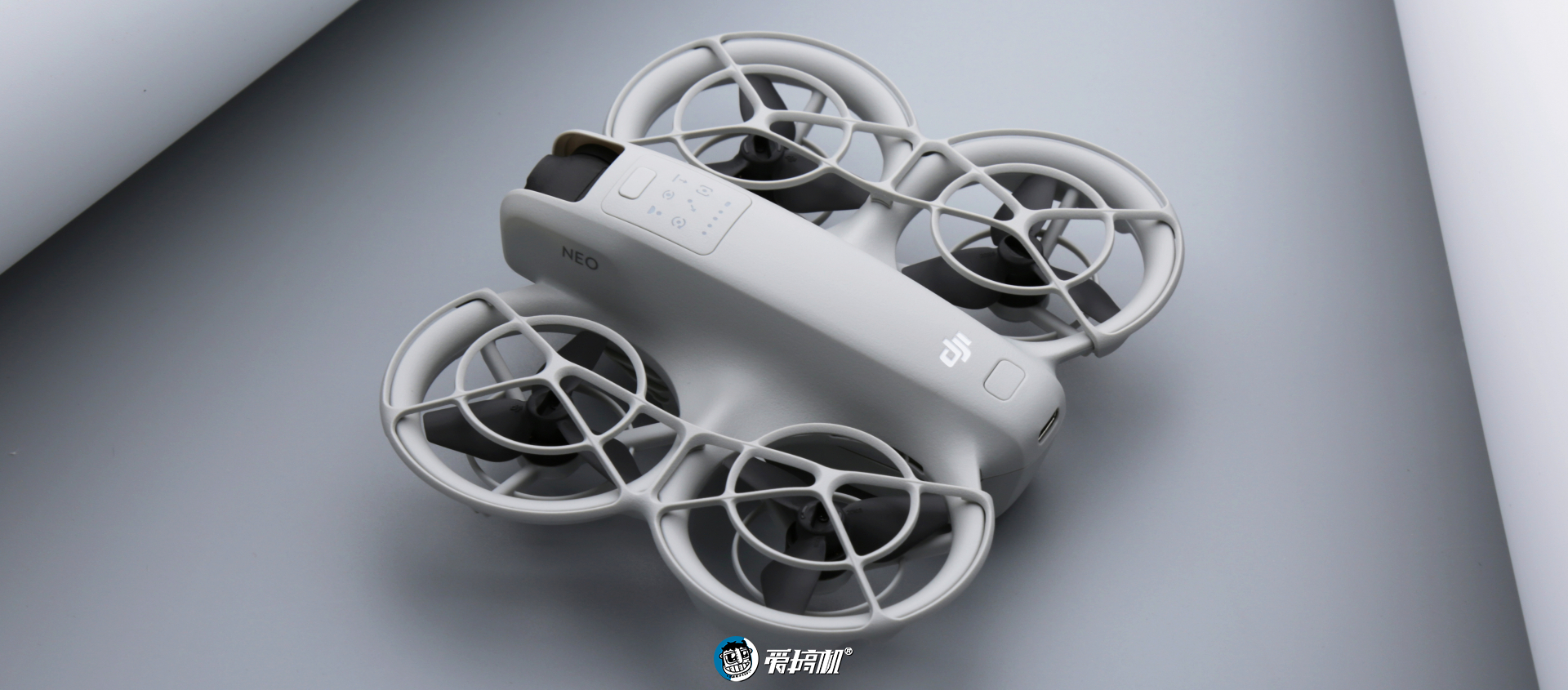 1299元全款拿下！大疆DJI Neo掌上Vlog无人机评测：虚拟滑轨+赛博宠物+自动跟拍工具人