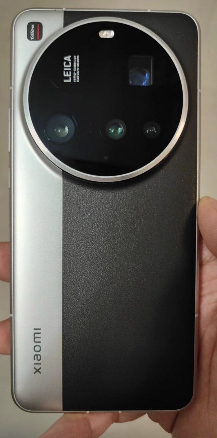 拼色素皮，小米15 Ultra再有真机图流出 | 金车标，立天下！小米SU7 Ultra车标真的是金